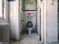 terrible-real-estate-agent-photos-14-smiling-toilet.jpg